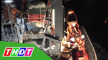 Tàu cá bị chìm giữa biển, 7 ngư dân được cứu kịp thời | THDT