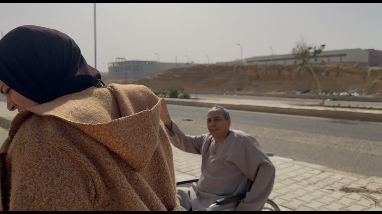 عملت نفسها مش واخده بالها من ابوها وطلبت من الامن يرميه بعيد