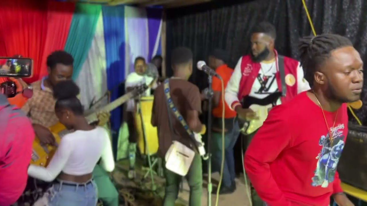 Manman gad yon Bass  Konsa Jazz la jwe Ici Jazz la met vil la