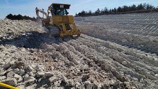 Caterpillar Bulldozer ripping up soft siltstone screenshot 5