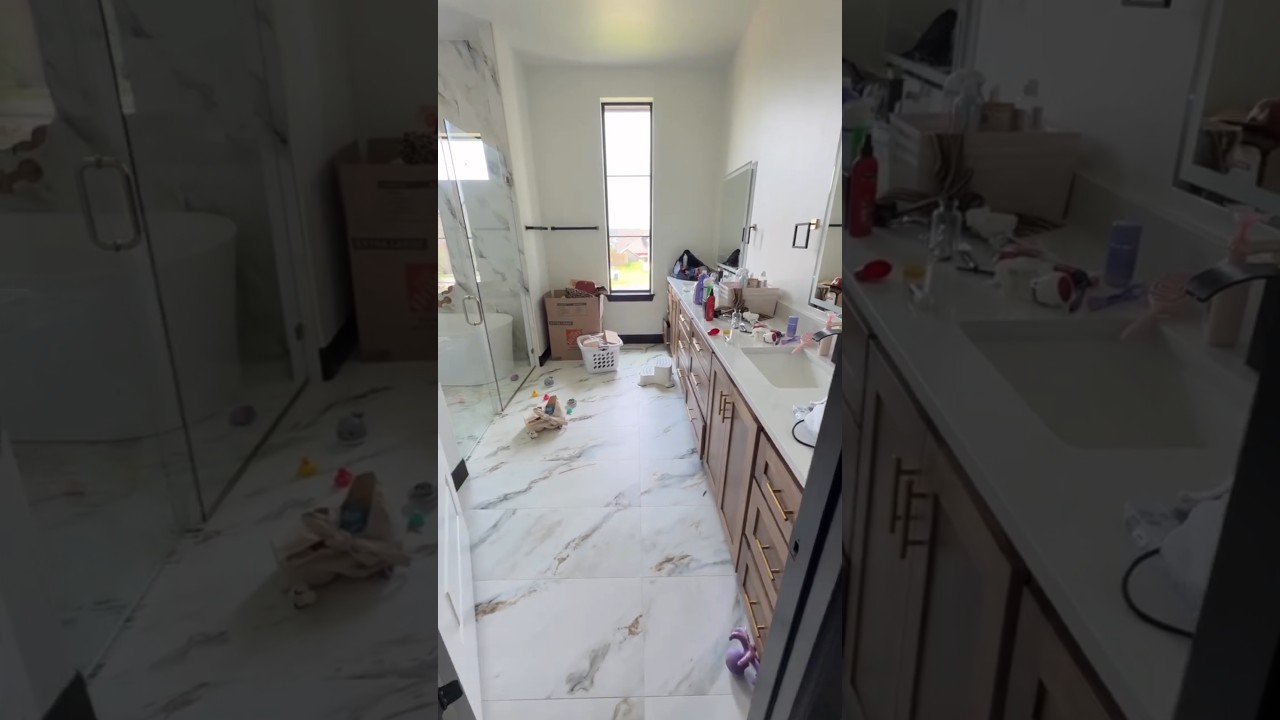 Todas las pertenencias están esparcidas por la casa, que está a punto de ser empaquetada.
