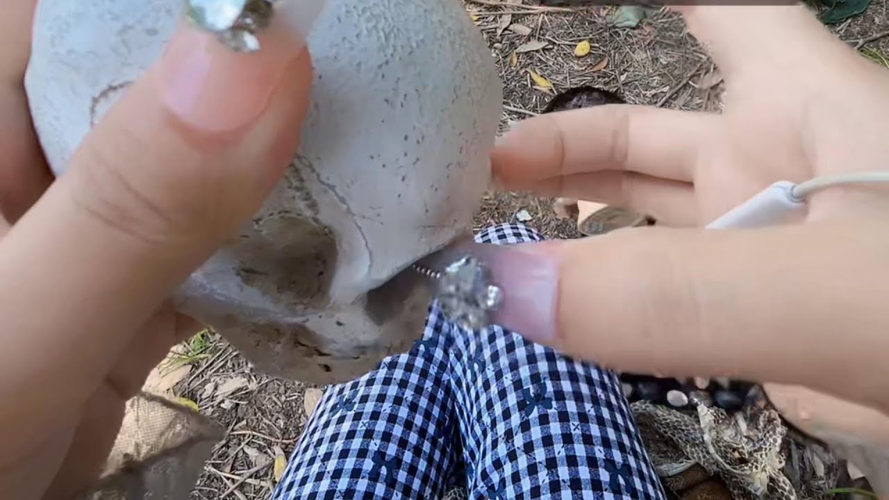 户外打野ASMR 女孩玩骷髅头，上演现代梅超风