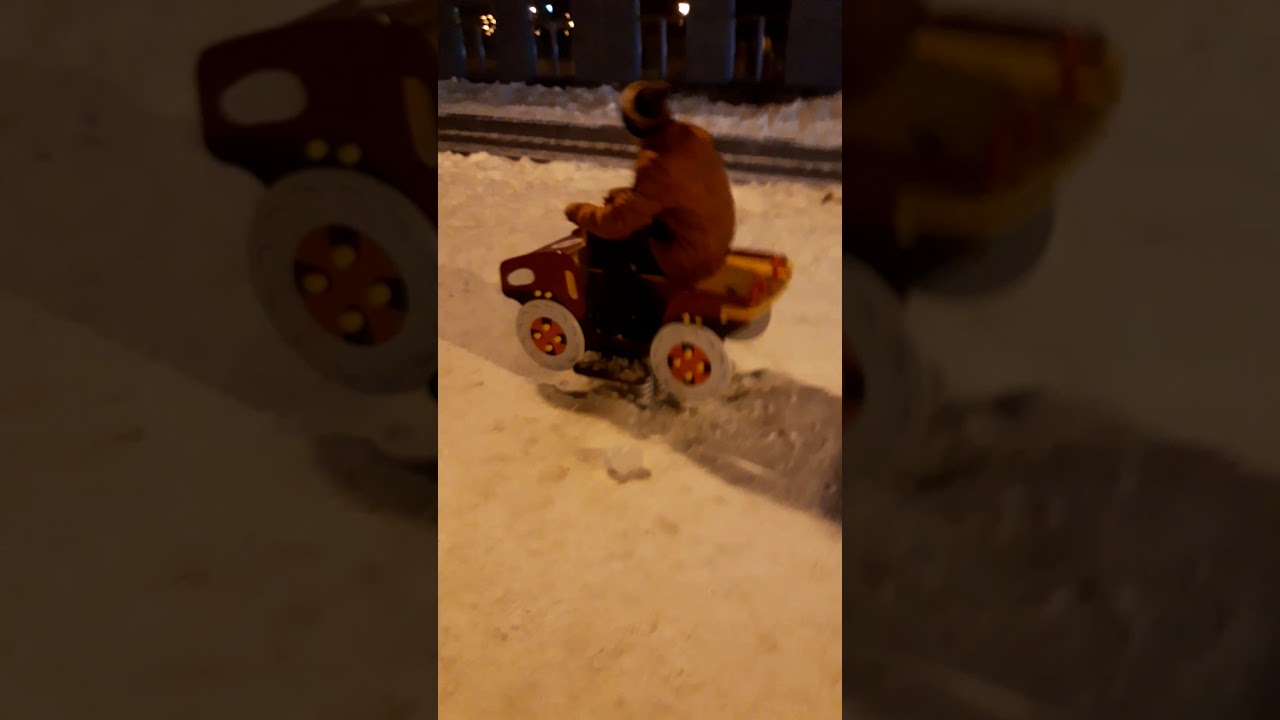 Трахает мать в машине