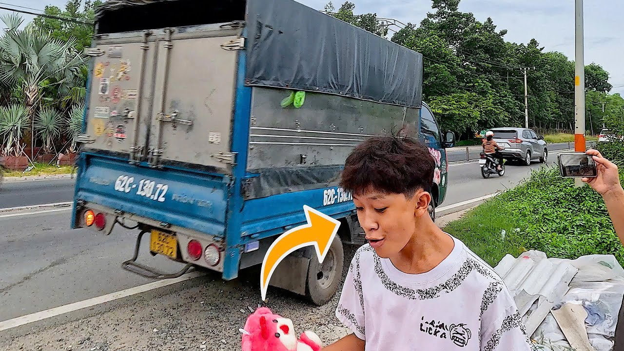 Dâu Tây | Săn Kèn Xe Tải Bóp Kèn Basuri ,Được idol Tặng Gấu Bông!