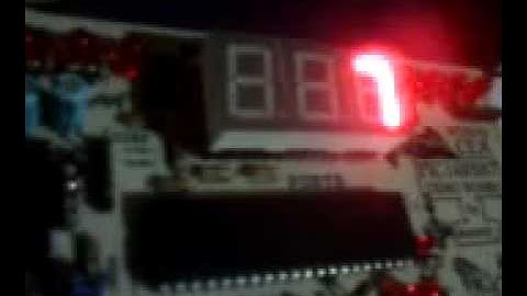 7 segment display (increment and decrement) using PIC16f887