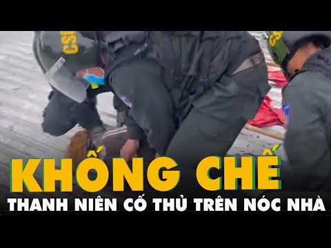 Video Khống chế thanh niên cố thủ trên nóc nhà, dùng gạch đá... - youtube