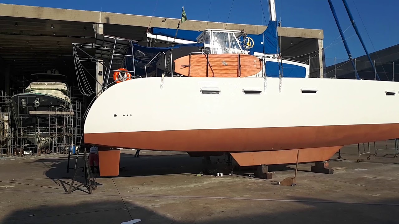Pintura de fundo do catamarã Guina com Coppercoat