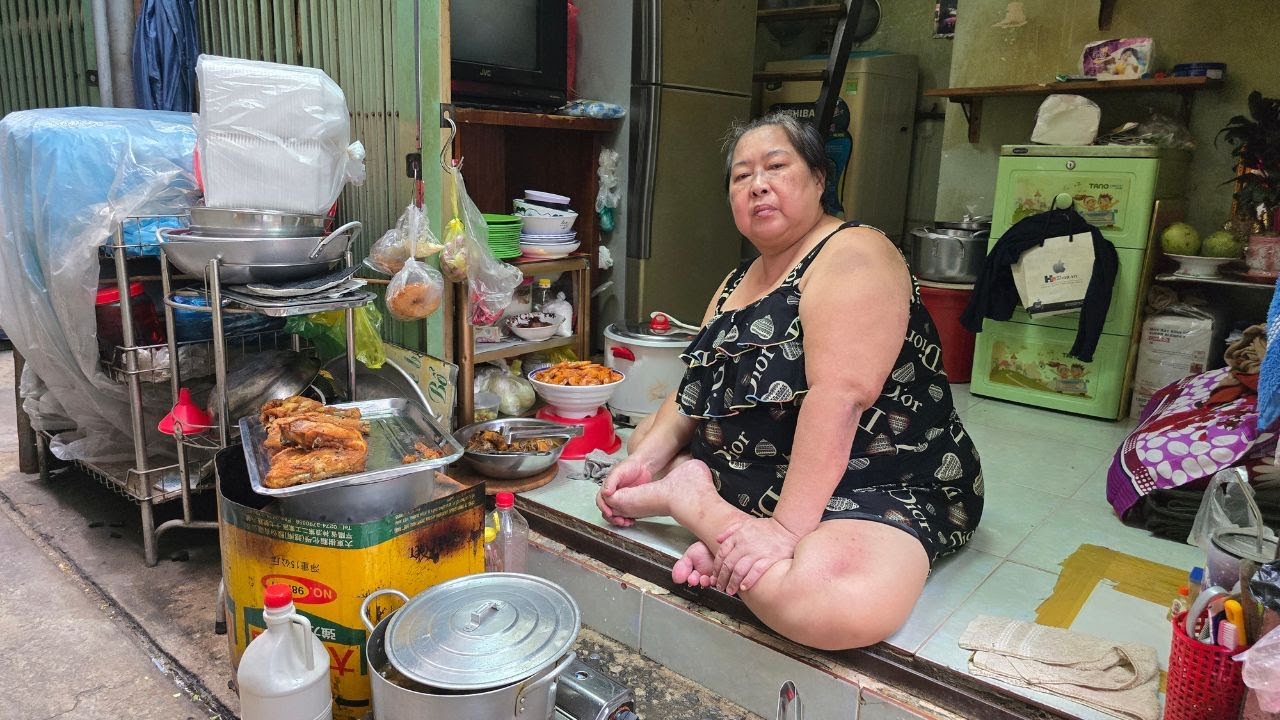 Ghé tiệm cơm cô Lệ bên trong CHỢ GÀ SÀI GÒN ăn gà chiên, tép rim và nghe chuyện đời bà chủ