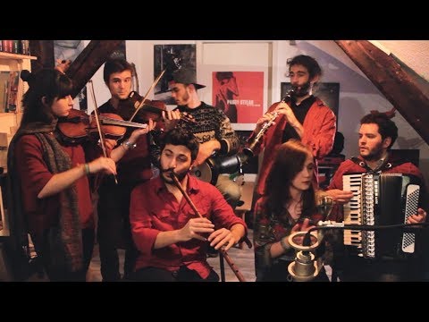 Seyyah - Karagöz (Bahçalarda Barım Var)