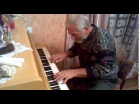 ქართველი კაცი უკრავს პიანინოზე ძალიან ლამაზ მუსიკას