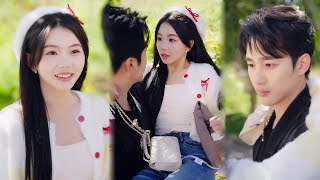 勇敢なこの少女は、CEOを凶悪犯のナイフから救い、CEOはたちまち彼女に恋に落ちました！そして、彼女を家に連れて帰り、甘やかしました！