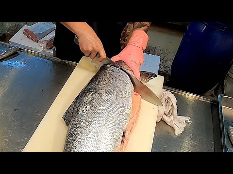 Amazing Salmon Cutting Skills 鮭魚切割技能 - How to Remove the Skin from Salmon - Taiwanese Street Foo