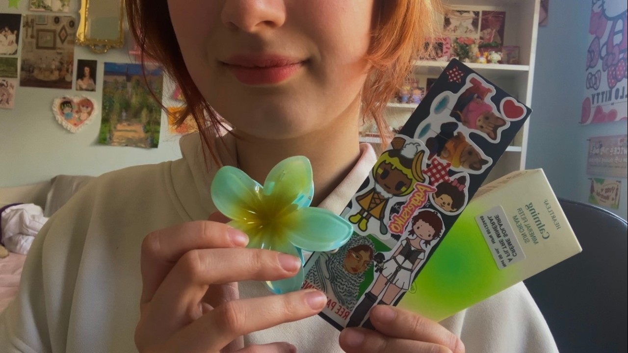 ASMR What I'm Bringing on Spring Break 🌸(✿◡‿◡) (ramble, Whispered, Show and tell)