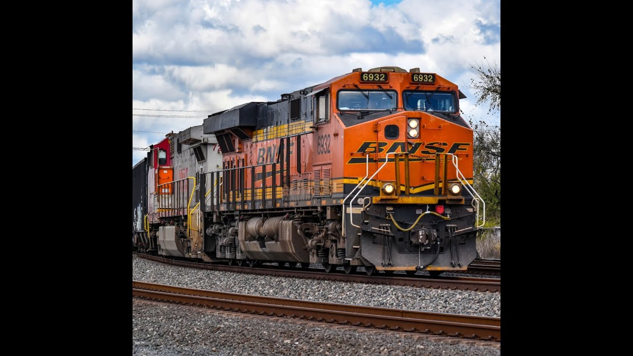BNSF 6932 & 720 (Warbonnet) take the Tower 26 Curve!
