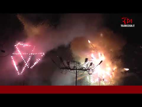 TeleNicosia’s report records the Maltese “girandole” fireworks held in Agira on 11 August 2018 during the summer celebrations for San Filippo. The piece connects the spectacle with the town’s religious festival and its longstanding relationship with Żebbuġ in Malta, whose community brought the pyrotechnic tradition to the event. It is best read as a record of one particular edition, not as a promise that the same programme takes place every year. For a visitor, it gives a vivid sense of how devotion, exchange between communities and public celebration can share the same evening.