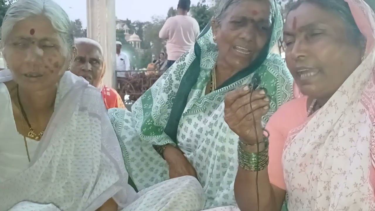 अस्सल ग्रामीण /पारंपारिक लग्नाच्या जात्यावरच्या ओव्या /पहिली माझी ओवी गण गणपती सरस्वती