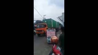 Kabel terjuntai di Jalan Tole Iskandar di depan Toko Beras Astu Sukmajaya Depok Selasa