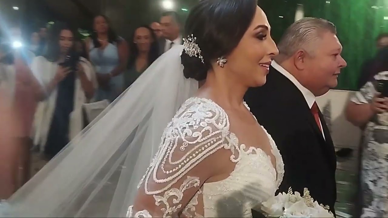 Entrada da noiva Jacqueline Iglesias com Clarins, Marcha e Hallelujah| Espaço Savana Alphaville.