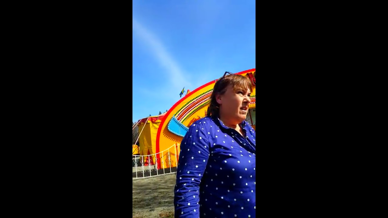 Cirkus Maximum Helena Schicht attackerar och hotar demonstranter