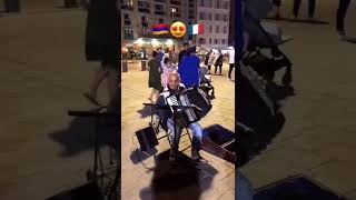 Армянская музыка в центре Парижа Франция
