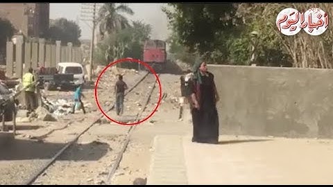 أخبار اليوم | شاب يغامر بحياته أمام قطار السكة الحديد