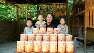 Harvesting giant bamboo shoots with the children, making pickled bamboo shoots for preservation