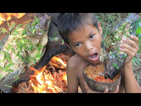 Primitive Technology - Eating delicious - Cooking fish on a rock