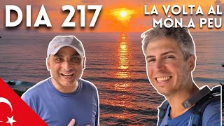 Aquest tio és famós a Turquia.  Dia 217 de La Volta al Món a Peu  screenshot 3