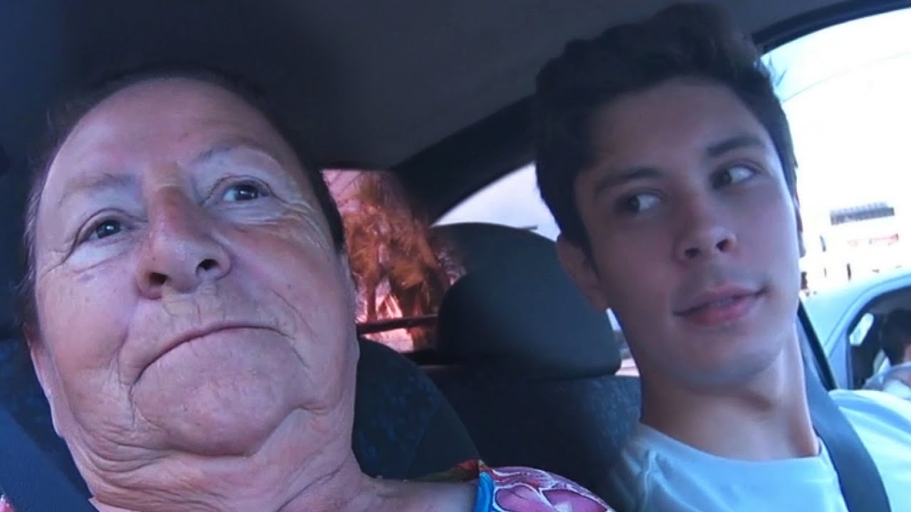 « MINHA VÓ ESCUTANDO MEGAFUNK »