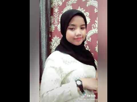 TikTok Gadis Melayu Tanggal Tudung Payung Gelek Bikin Tegang