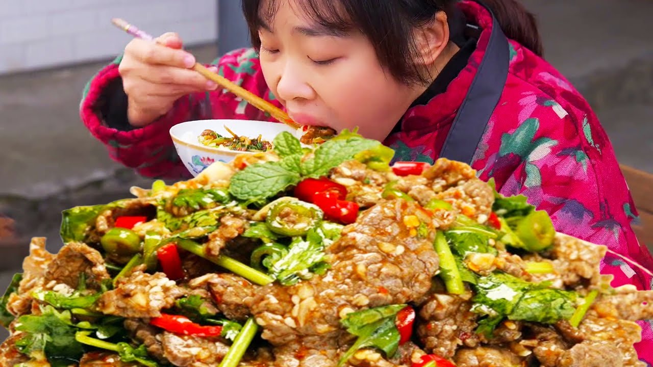秋妹做的香菜牛肉堪稱一絕！紅油色澤鮮豔牛肉鮮香撲鼻！一口牛肉一口飯根本停不下來！ #美食【顏美食】