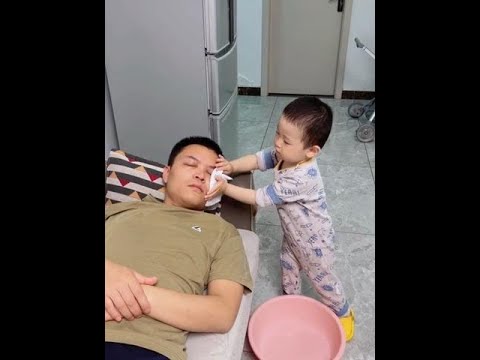 爸爸不舒服，宝宝不哭不闹，学着大人的样子照顾着爸爸太棒了👍#人类幼崽成长记#爸爸带娃 #皮夹克也很温暖