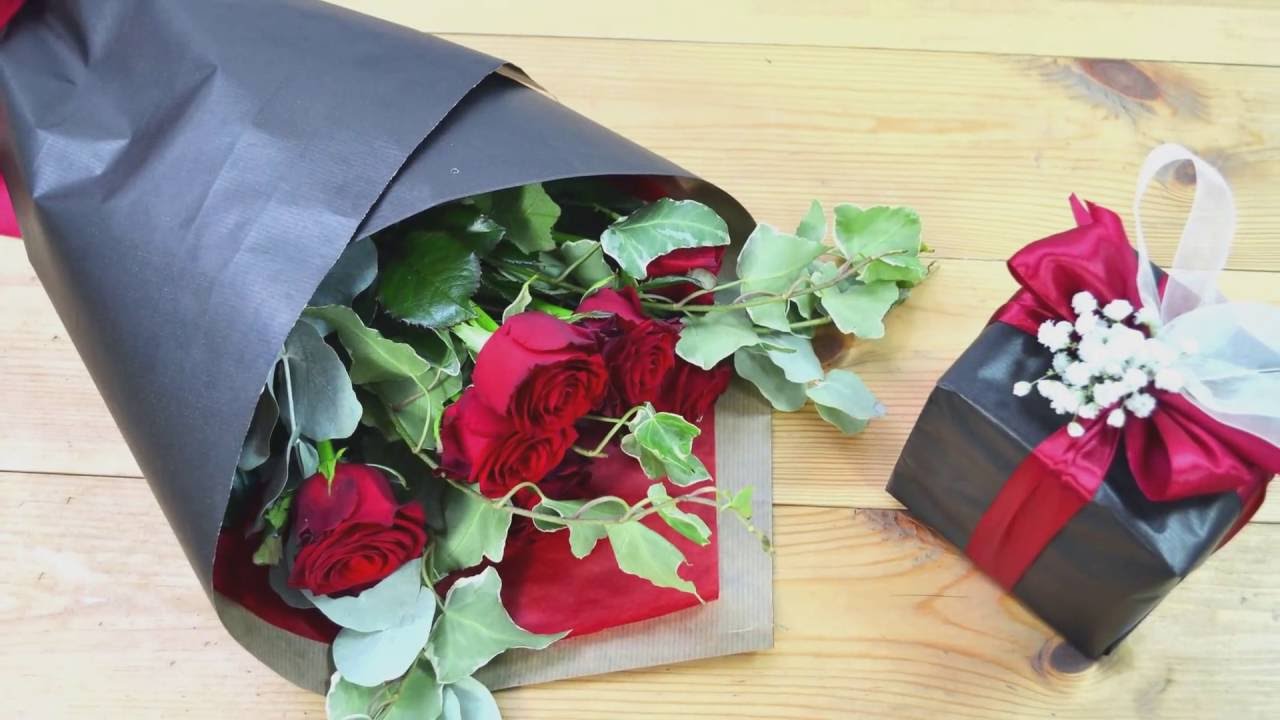 Упаковка цветов в крафт-бумагу
