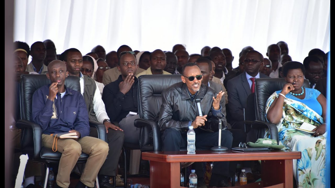 PEREZIDA KAGAME YAKEMUYE IBIBAZO BY'ABATURAGE UBWO YASURAGA KARONGI