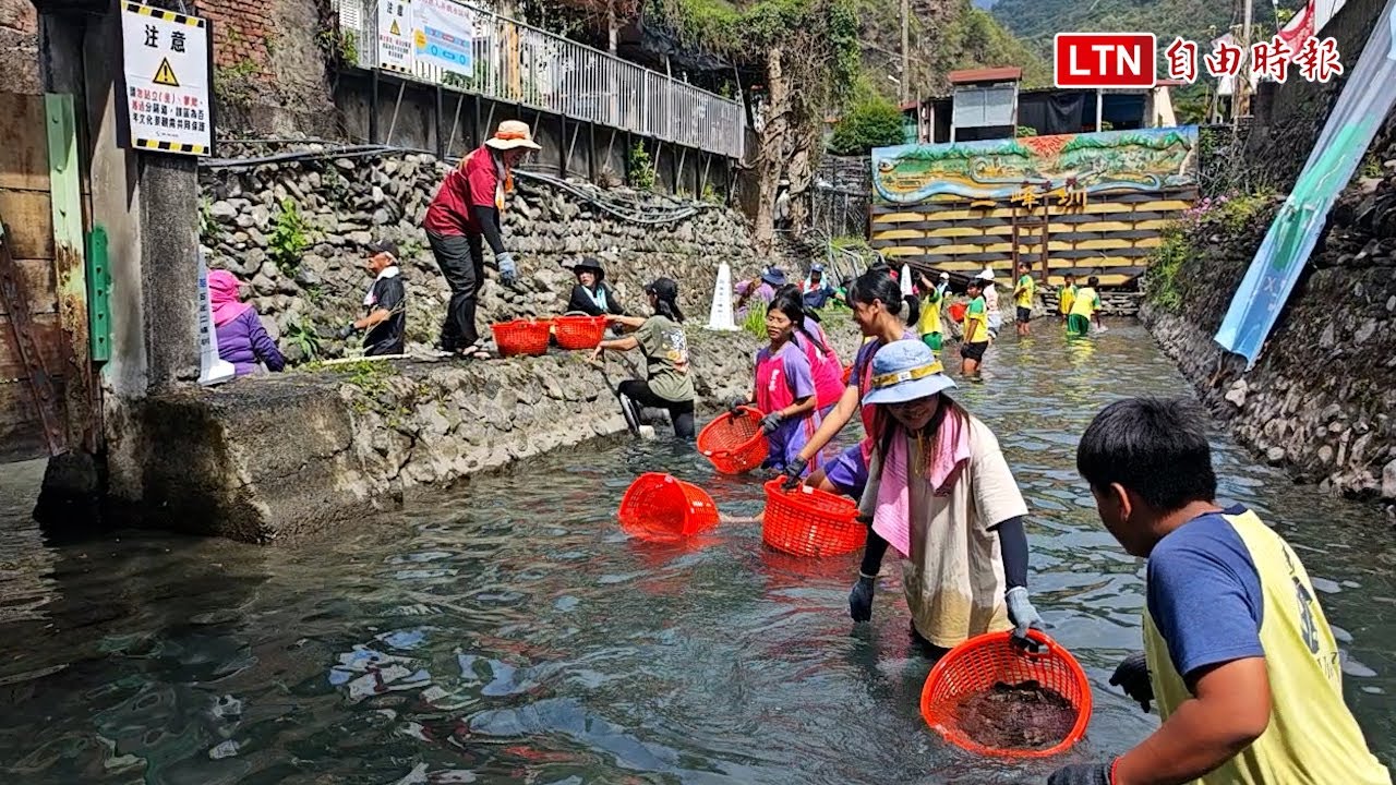 來義戲水祕境二峰圳主圳道清淤 志工+學童清出800公斤砂石