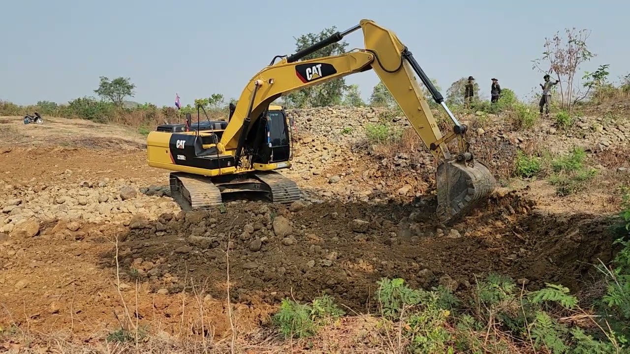 CAT 320d Excavator earthmoving construction site solo loading 