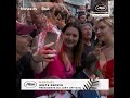 Greta Gerwig à la montée des marches du Festival de Cannes 2024.
