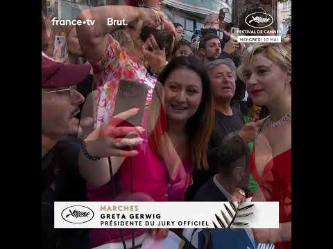 Greta Gerwig à la montée des marches du Festival de Cannes 2024.