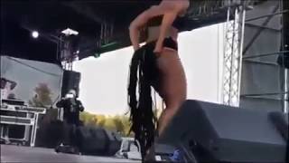 zodwa wabantu remove pantys on stage ommg