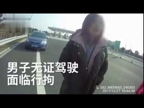小伙无证驾驶被查,听说要进看守所太紧张,一个问题把交警问
