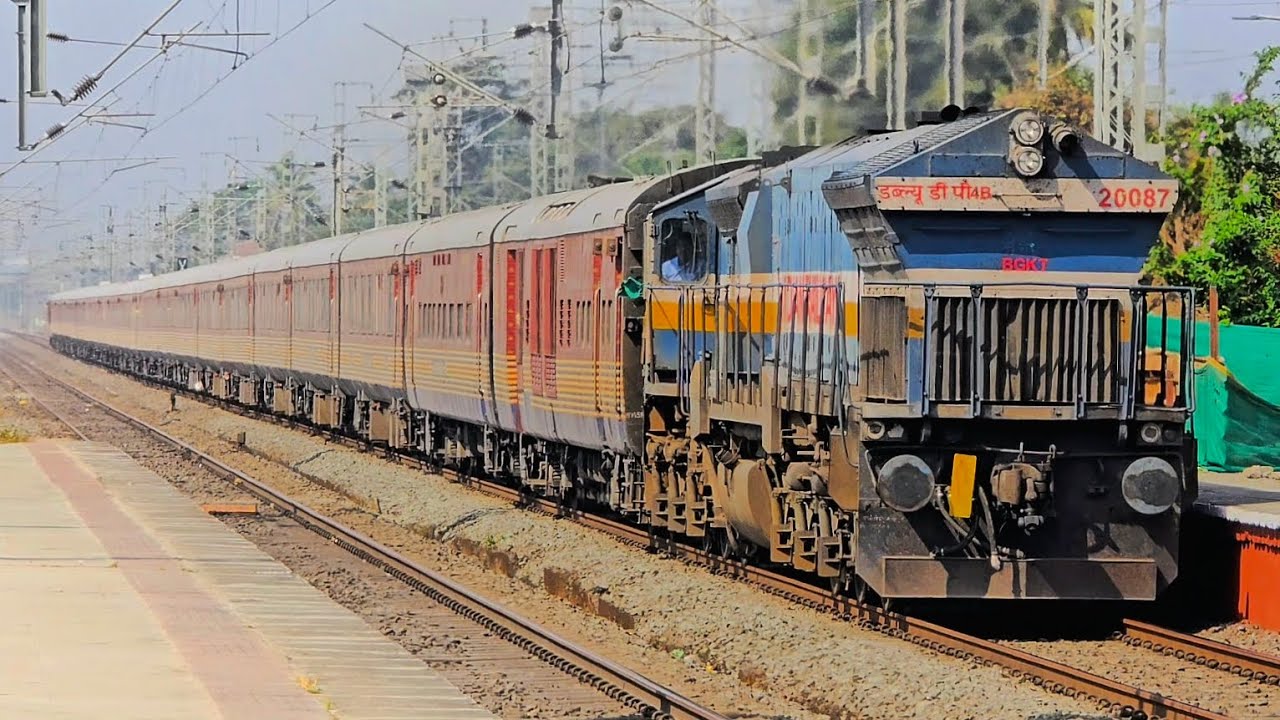20087 BGKT WDP-4B IN LHF MODE HAULING MAHARAJA EXPRESS 