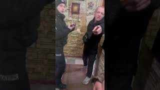 Дільничий зайшов до хати для затримання 