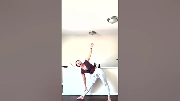 Yoga in 1 Minute: Side Body in Triangle Pose (Trik...