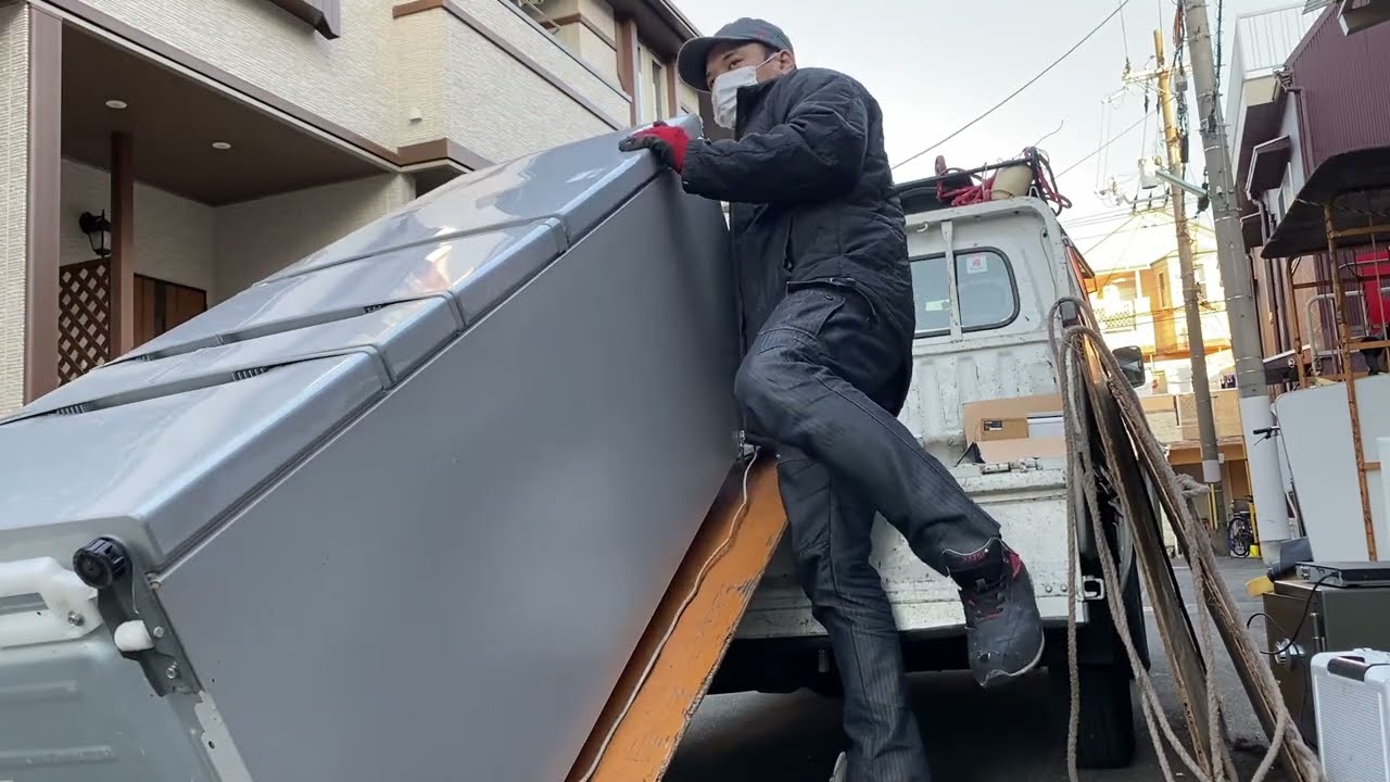 トラックの荷台 冷蔵庫 お話中