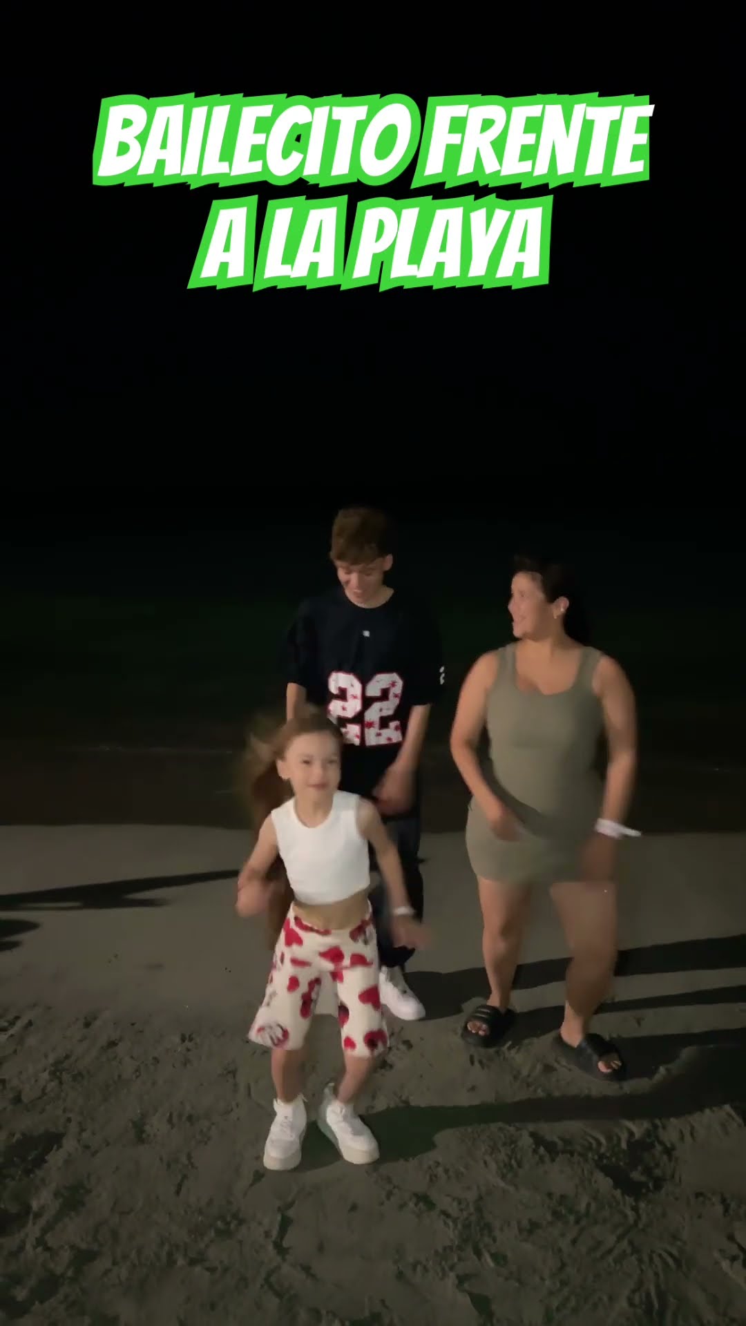 Bailecito en la PLAYA #humor #cosasdefamilia #comedia #shortviral