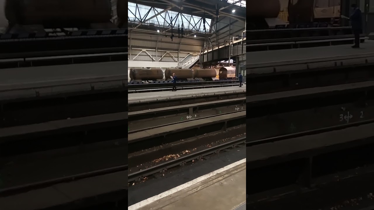 COLUS .66850@37254 PASSING THROUGH LEEDS.2 11 24.NEIL HAYTON RAILWAY MEMORIES. 