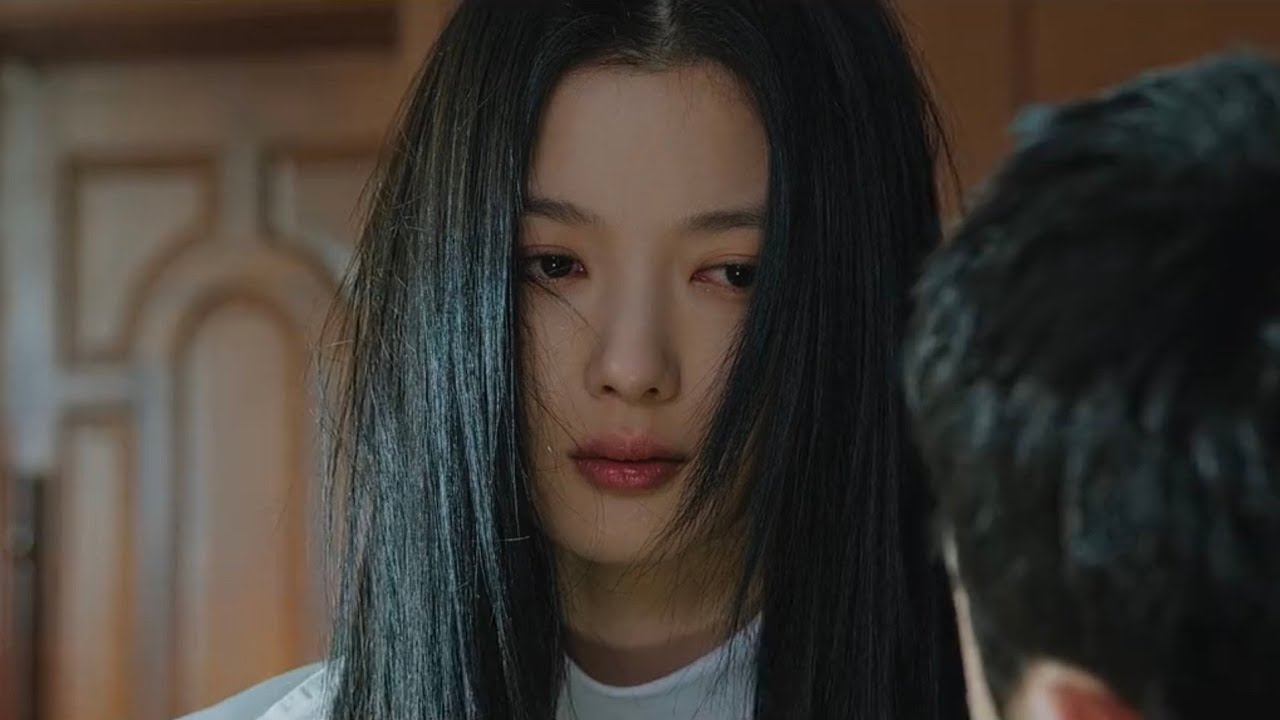 بنت اى شخص بيقرب منها بتدمر حياته لتحقيق اهدافها و طموحاتها لا تعرف حب و لا خوف 