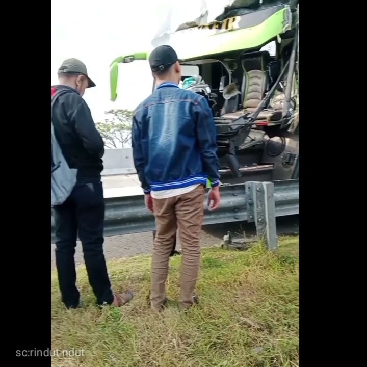 Kecelakaan bus Restu panda di tol nganjuk ‼️depan sampai hancur#shorts