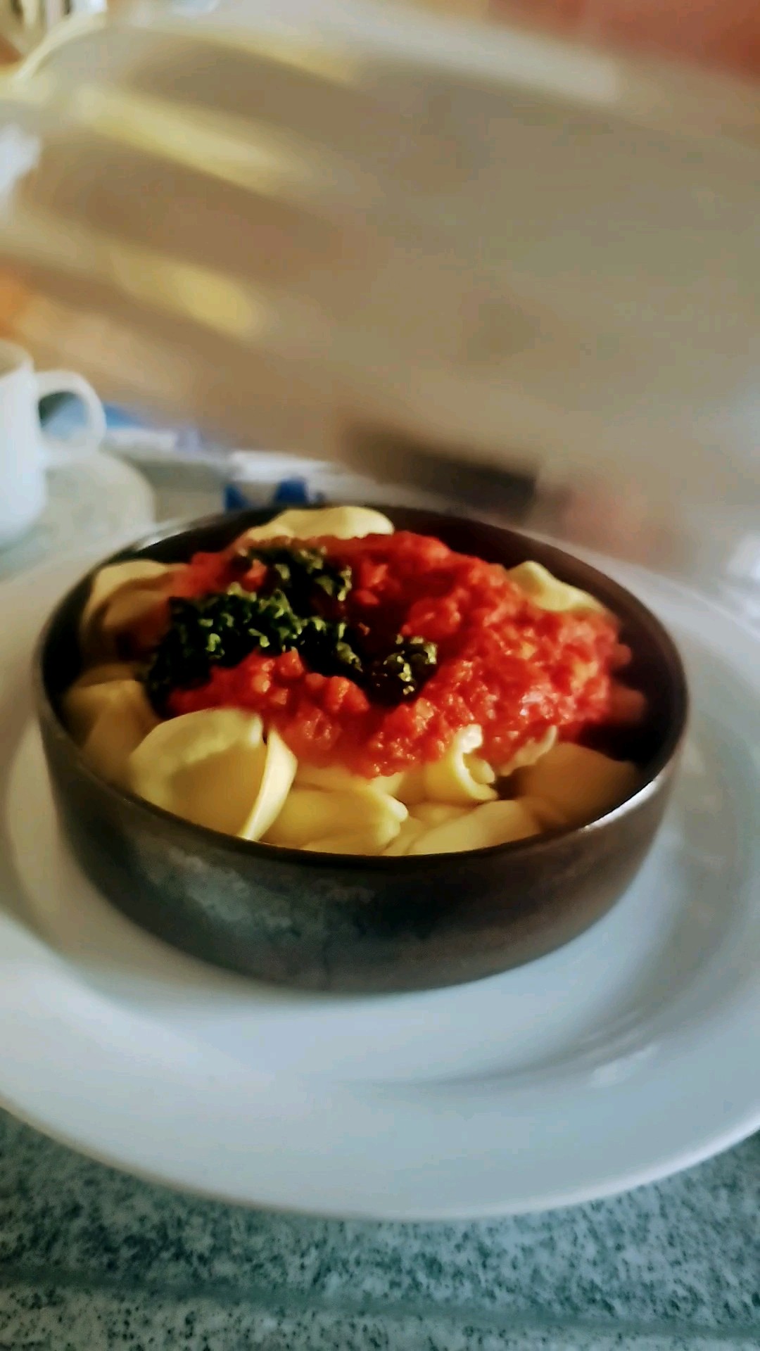 #short torteloni mit tomatensauce und gurkensalat mit ei - YouTube