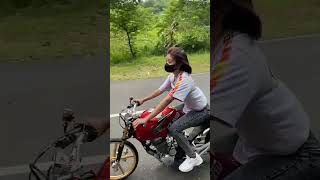 Cewek Naik Herex Tiger Helikopter